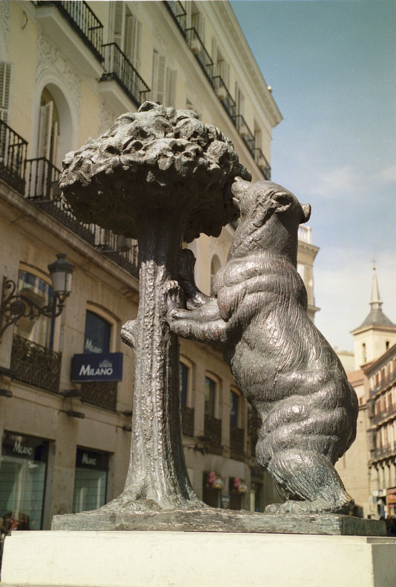 Madrid bear statue